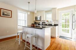 Renovated Townhouse in Heart of Downtown Mystic
