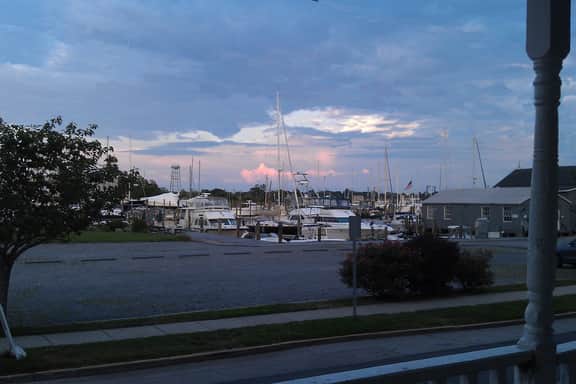 Downtown Mystic - Park 2 Cars & Walk to Everything