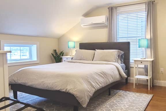 Renovated Townhouse in Heart of Downtown Mystic