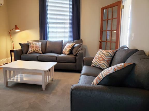 Downtown Mystic - Park 2 Cars & Walk to Everything